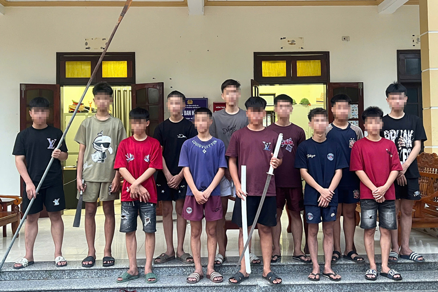 Nhóm thanh, thiếu niên cùng hung khí tại cơ quan Công an