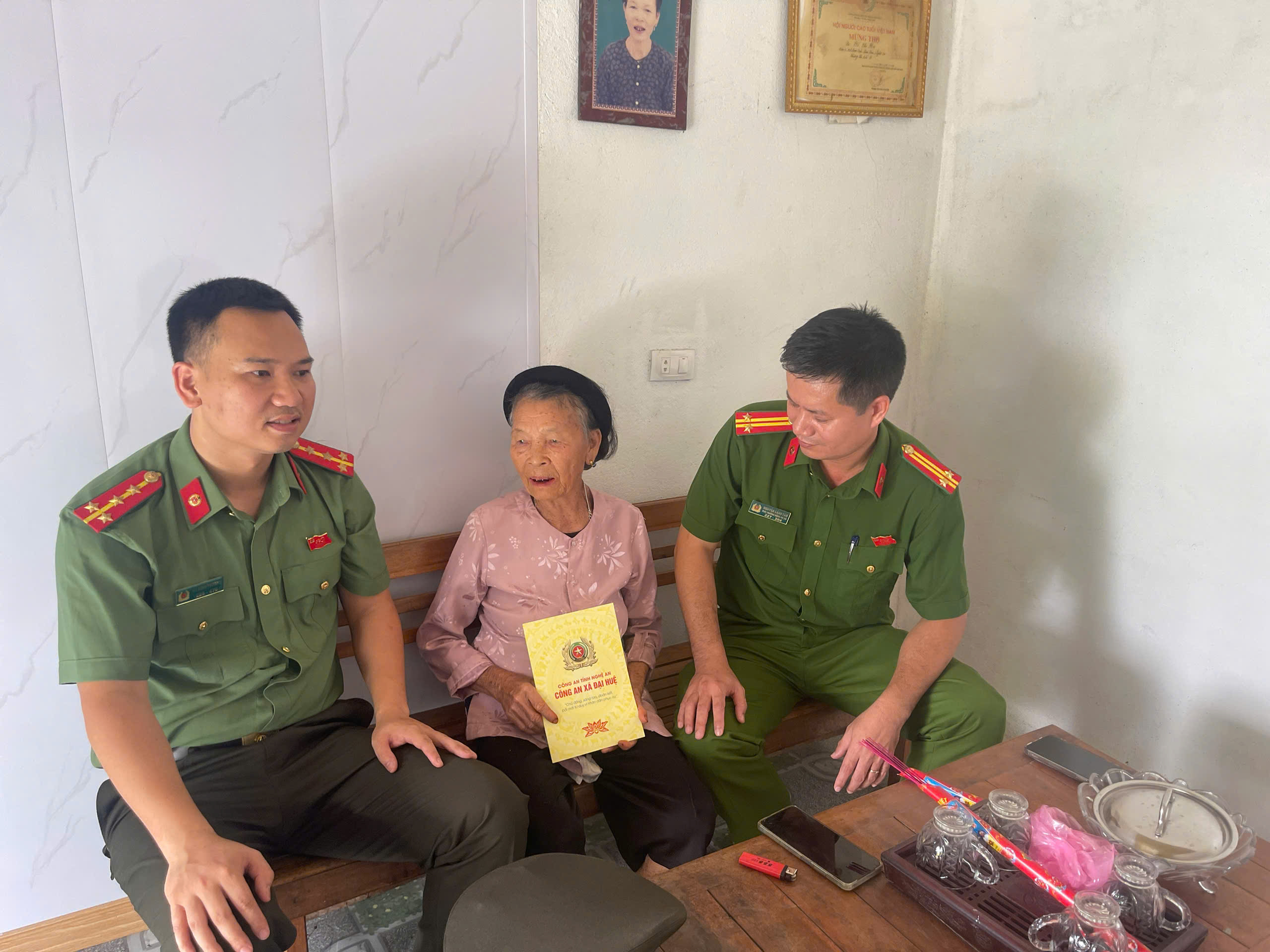 Công an xã  tặng quà thương, bệnh binh, thân nhân liệt sĩ, người có công với cách mạng