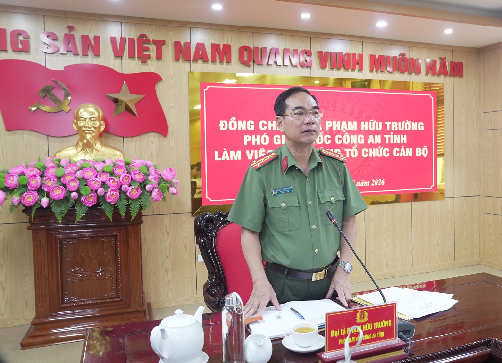 Đồng chí Đại tá Phạm Hữu Trường, Phó Giám đốc Công an tỉnh phát biểu tại buổi làm việc