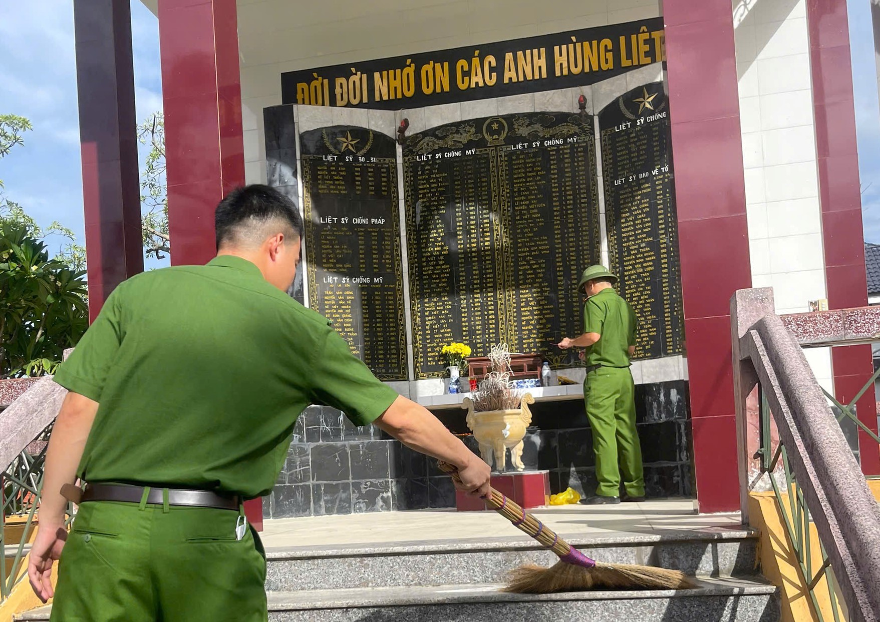 Công an xã Đại Huệ  vệ sinh môi trường, chỉnh trang khuôn viên Đài tưởng niệm các anh hùng, liệt sỹ