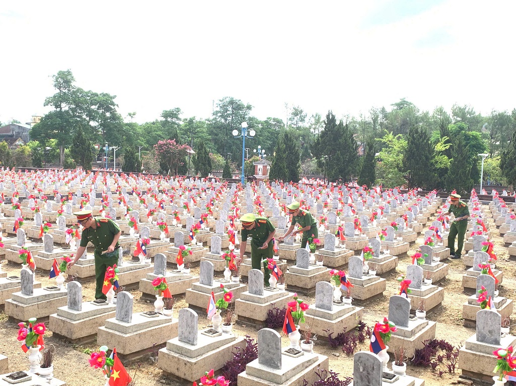 Công an xã Tam Thái thắp hưởng tưởng nhớ các anh hùng liệt sĩ