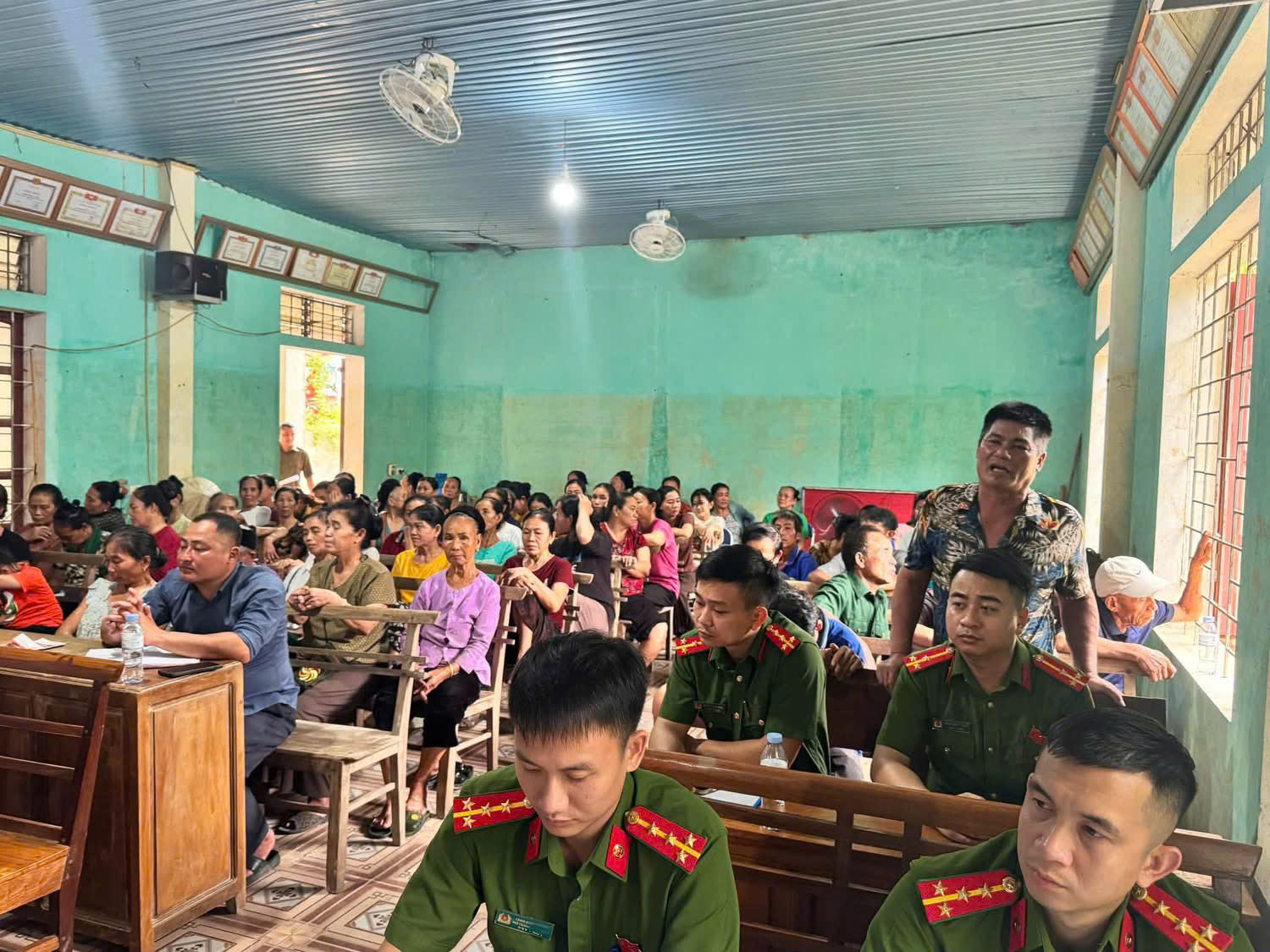 Người dân đóng góp ý kiến tại diễn đàn