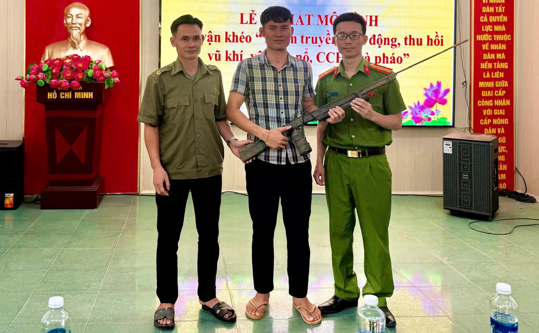 Người dân tự nguyện giao nộp vũ khí, vật liệu nổ, công cụ hỗ trợ