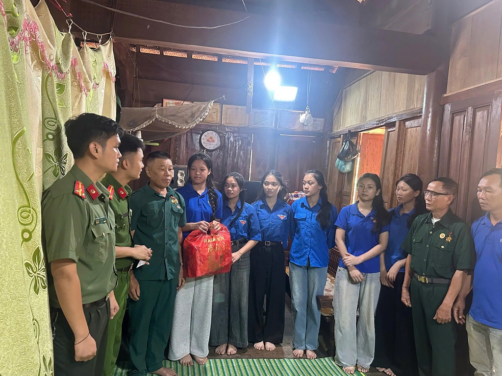 Công an xã phối hợp tặng quà gia đình chính sách, người có công với cách mạng