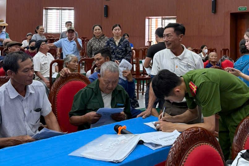 Công an xã hướng dẫn, hỗ trợ người dân trong quá trình thu nhận mẫu ADN