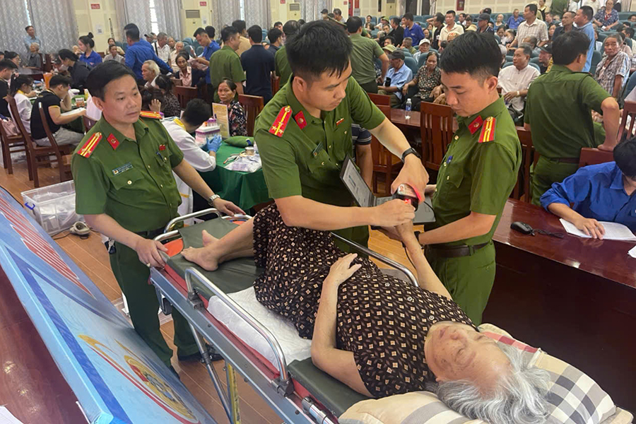 Công an xã thực hiện thu nhận mẫu ADN