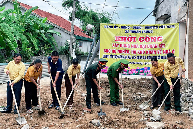 Đại biểu thực hiện nghi thức khởi công