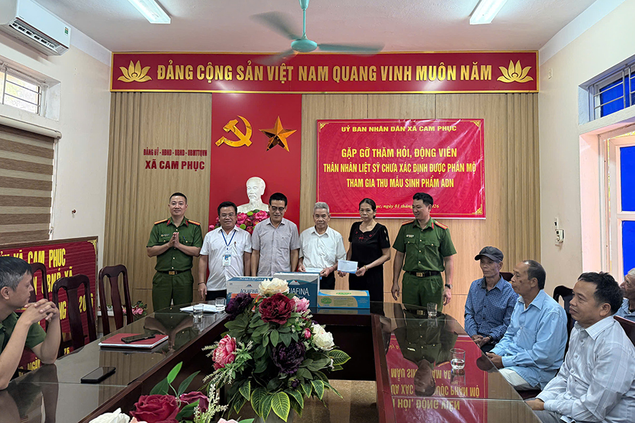 Tặng quà động viên các gia đình