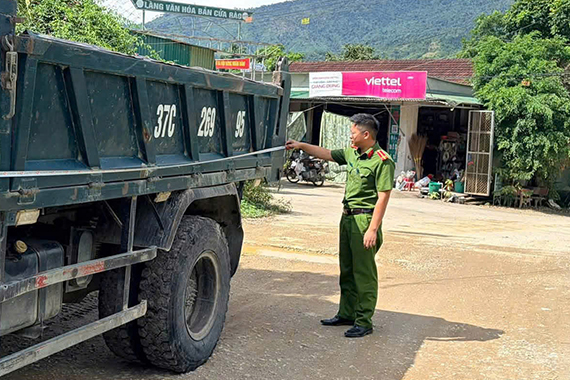 Công an xã đo kích thước thành thùng xe