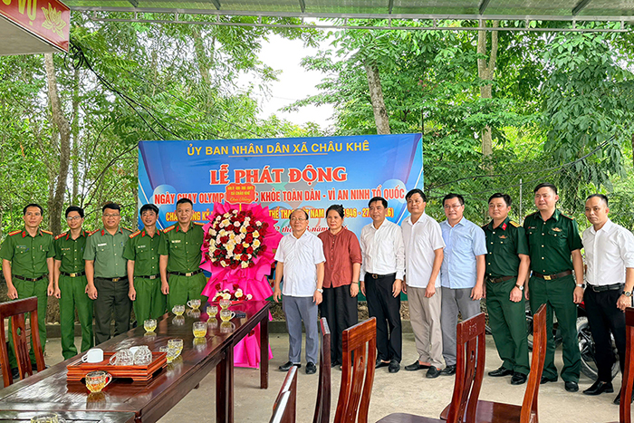 Cấp ủy, chính quyền xã Châu Khê tặng hoa chúc mừng Công an xã