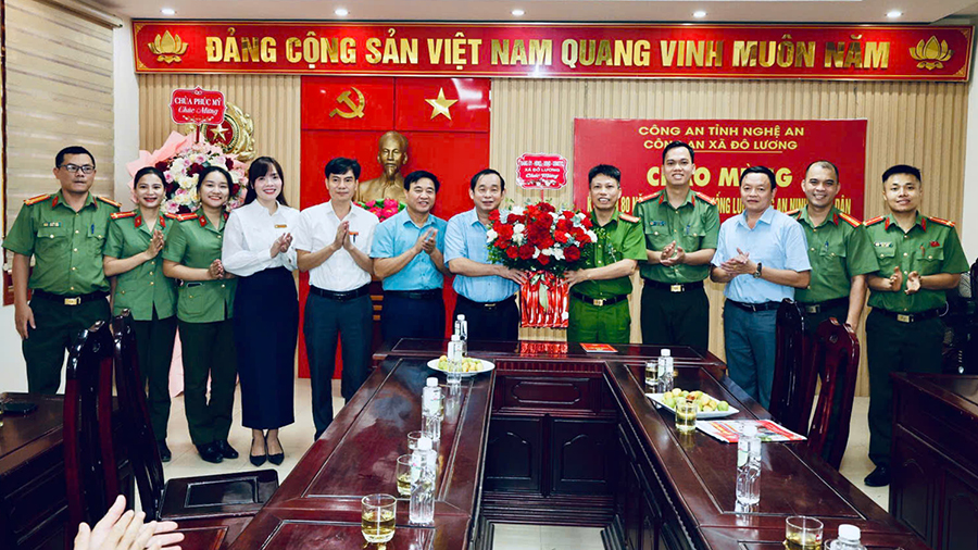 Cấp ủy, chính quyền xã Đô Lương tặng hoa chúc mừng Công an xã