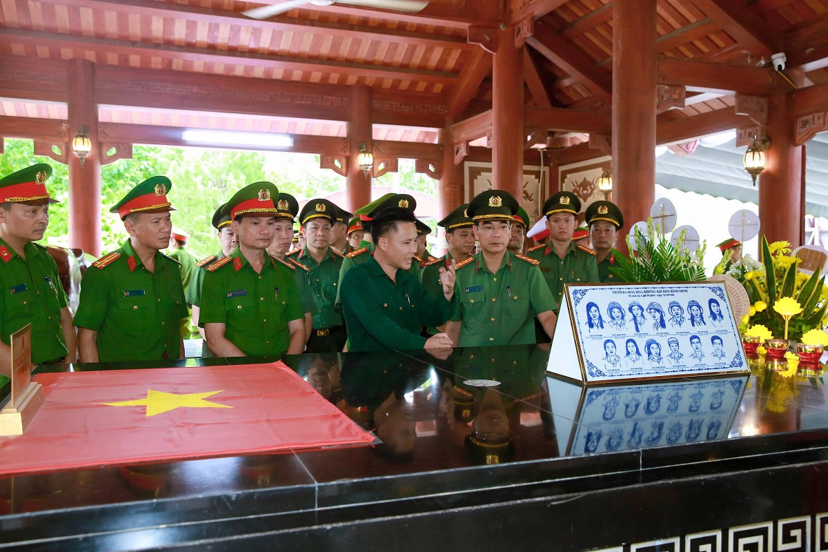 Đồng chí Đại tá Phạm Hữu Trường, Phó Giám đốc Công an tỉnh cùng Đoàn đại biểu dâng hương, tri ân anh hùng liệt sĩ tại Khu di tích lịch sử Truông Bồn