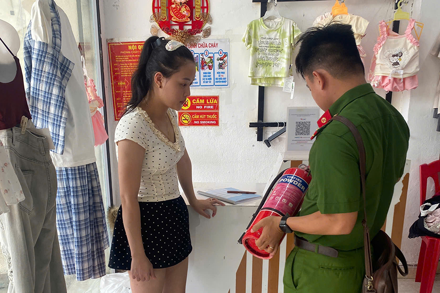 Công an xã hướng dẫn cơ sở kinh doanh sử dụng bình chữa cháy