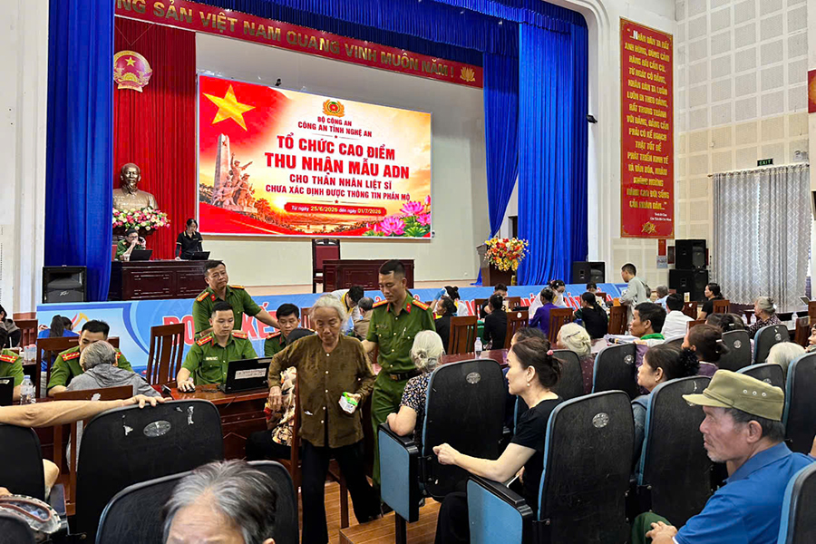 Công an xã thực hiện thủ tục thu nhận mẫu ADN cho thân nhân liệt sĩ