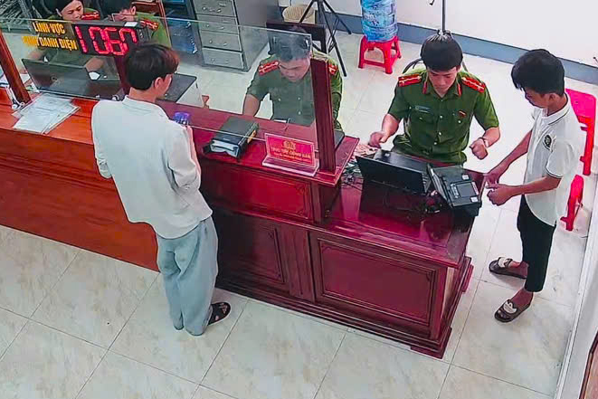 Chỉ huy Công an xã tiếp dân, giải quyết thủ tục hành chính tại Bộ phận một cửa