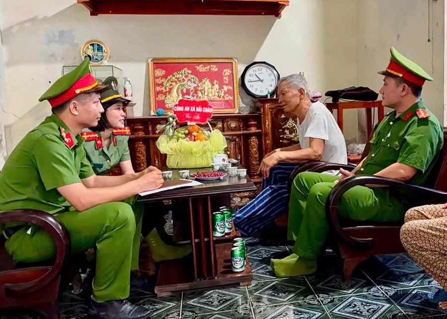 Công an xã thăm hỏi, tặng quà gia đình có hoàn cảnh khó khăn