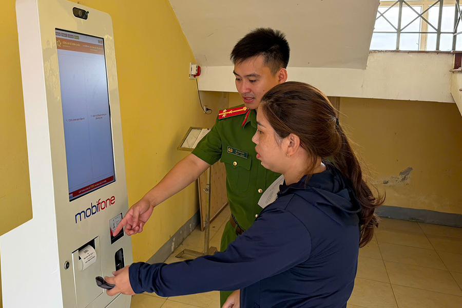Công an xã hướng dẫn người dân thực hiện thủ tục hành chính