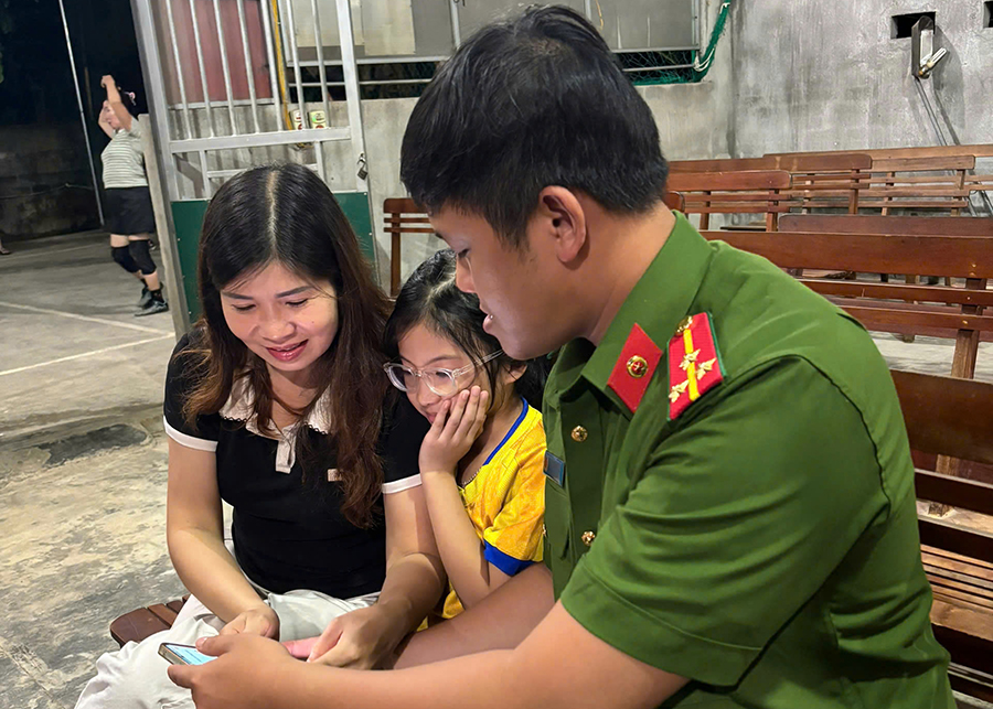 Công an xã hướng dẫn người dân kích hoạt tài khoản định danh điện tử VNeID