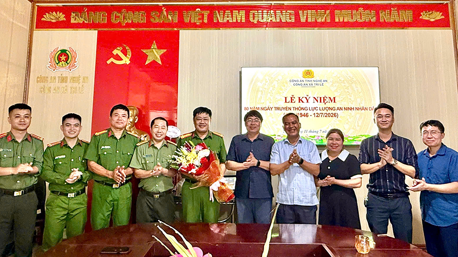  Lãnh đạo địa phương tặng hoa chúc mừng Công an xã