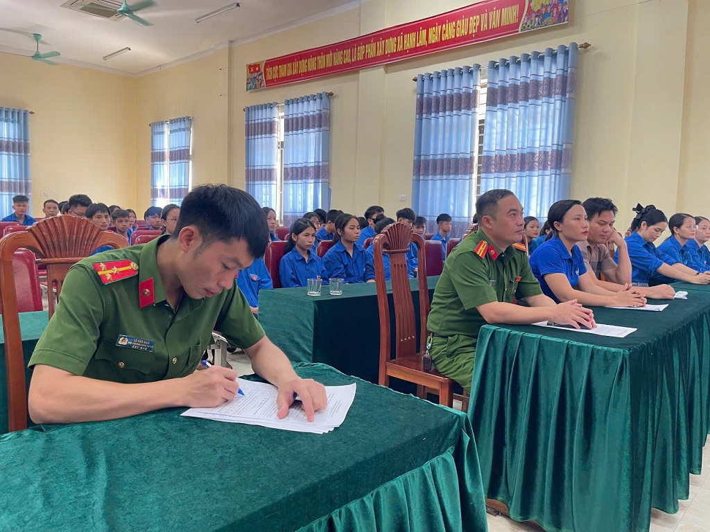 Tại buổi lễ ra mắt  