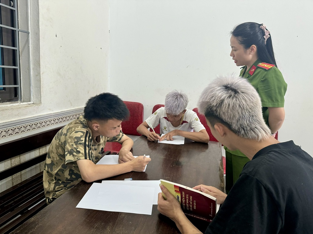 Công an phường Thành Vinh tuyên truyền, giáo dục pháp luật đối với thanh, thiếu niên có biểu hiện hư hỏng tại trụ sở Công an phường