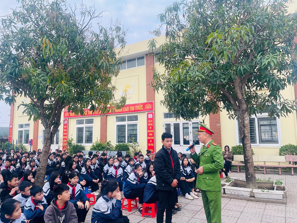 Công an phường Thành Vinh tuyên truyền, phổ biến, giáo dục pháp luật tại trường học
