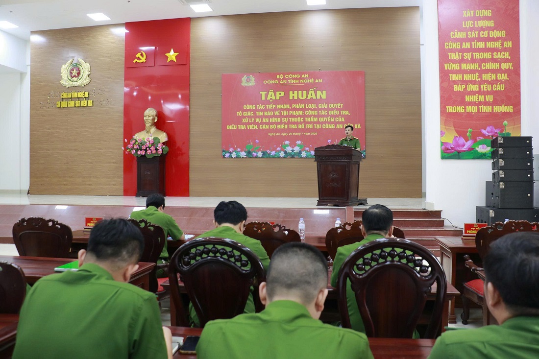 Báo cáo viên trình bày nội dung tập huấn