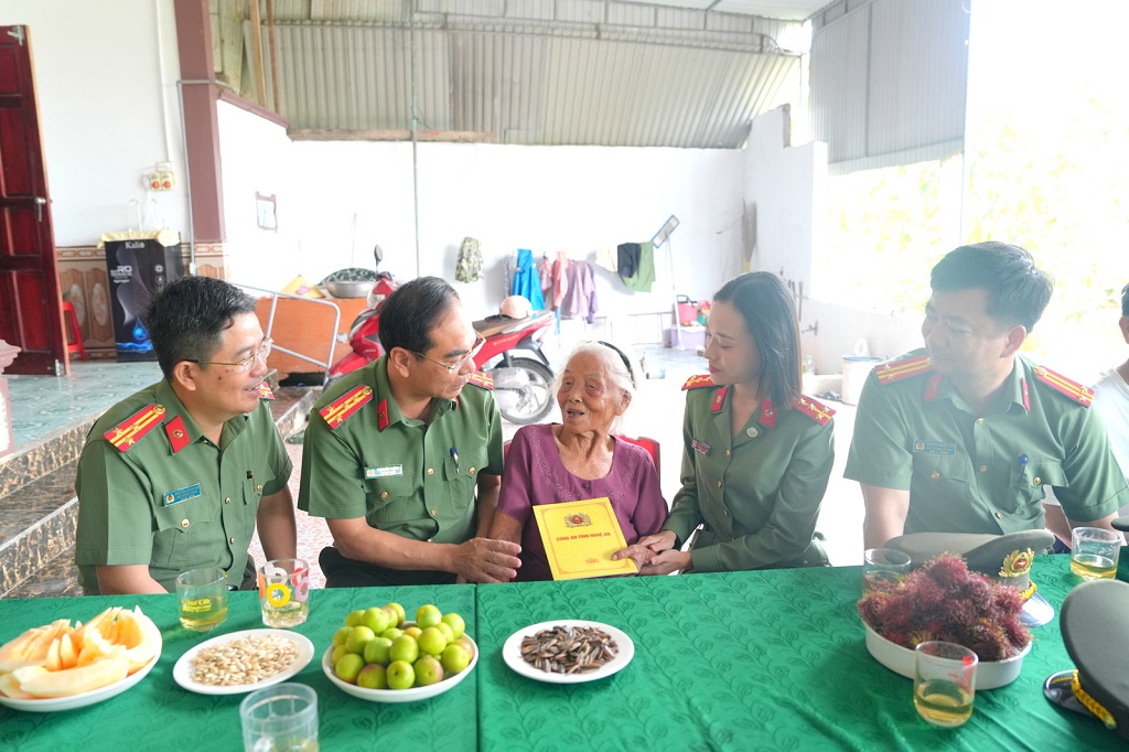 Đoàn công tác thăm hỏi, tặng quà Bà mẹ Việt Nam Anh hùng Nguyễn Thị Năm