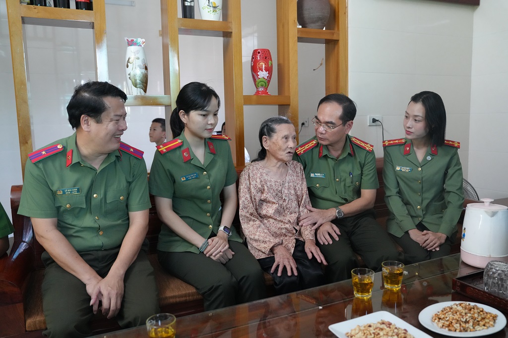 Tiếp đó, Đoàn đến thăm và tặng quà gia đình thân nhân Liệt sĩ Lê Nho Cửu