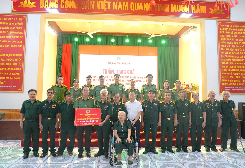 Tặng quà tại Trung tâm Điều dưỡng Thương binh Nghệ An