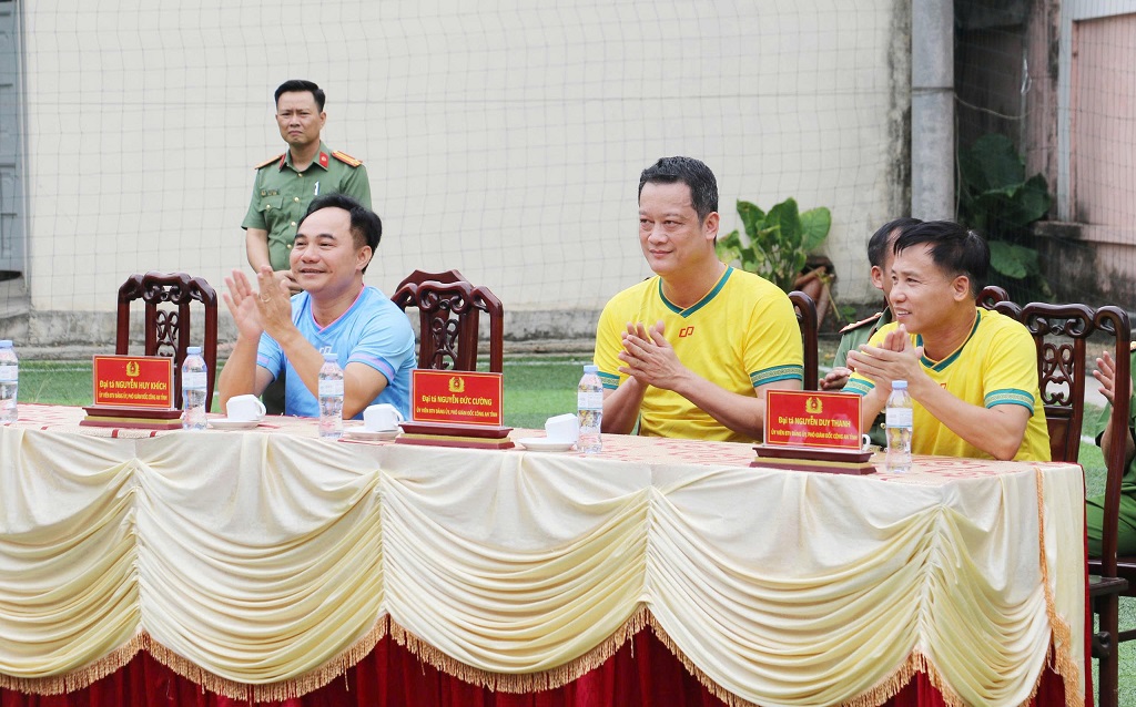 Đại biểu tham dự buổi giao hữu bóng đá