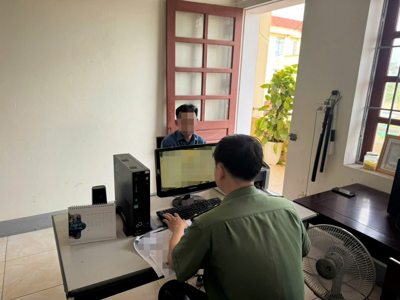 Công an phường Vinh Hưng làm việc với trường hợp T.V.L