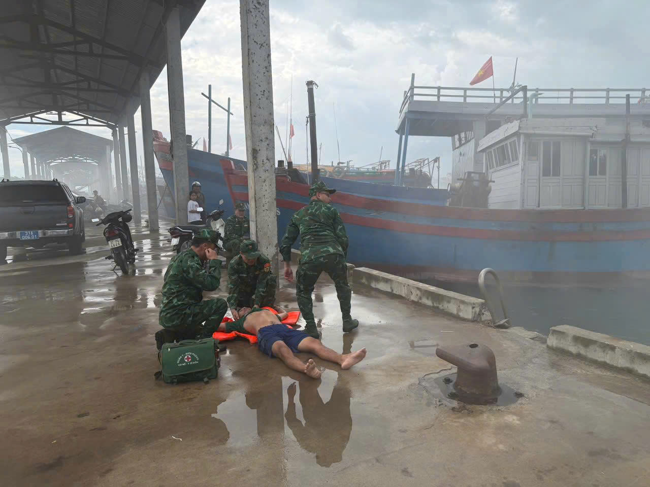 Diễn tập xử lý tình huống cháy tàu cá tại Cảng cá Lạch Quèn