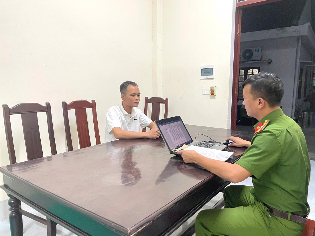 Cơ quan Công an lấy lời khai một đối tượng trong chuyên án