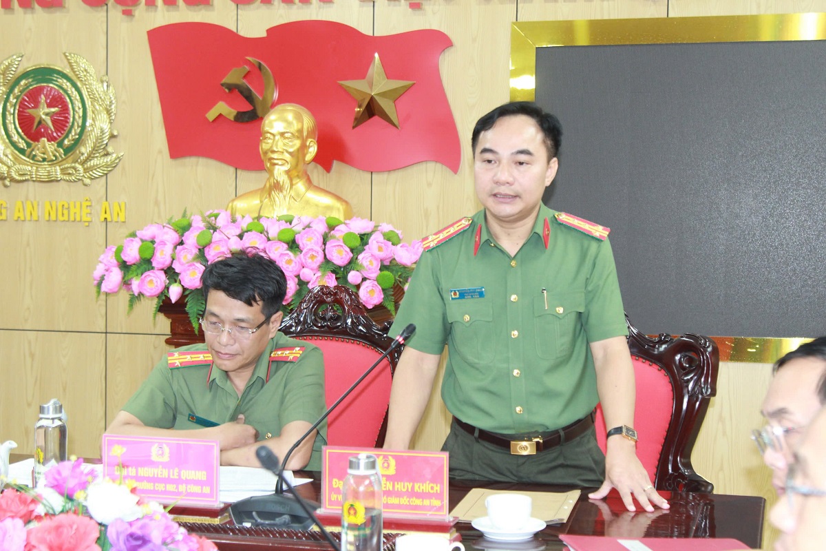 Đồng chí Đại tá Nguyễn Huy Khích, Ủy viên Ban Thường vụ Đảng ủy, Phó Giám đốc Công an tỉnh Nghệ An phát biểu tại buổi làm việc