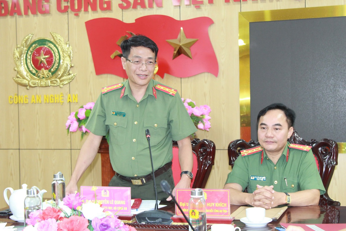 Đồng chí Đại tá Nguyễn Lê Quang, Phó Cục trưởng Cục Quản lý xây dựng và doanh trại Bộ Công phát biểu tại buổi làm việc 