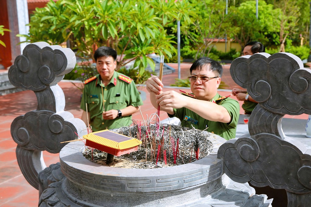 Đồng chí Thiếu tướng Đinh Việt Dũng, Ủy viên Ban Thường vụ Tỉnh ủy, Bí thư Đảng ủy, Giám đốc Công an tỉnh dâng hương tại Đền thờ Anh hùng liệt sĩ hồ Kẻ Gỗ