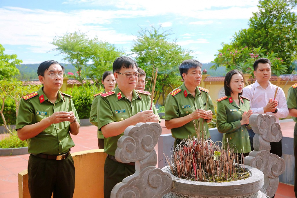 Đồng chí Thiếu tướng Đinh Việt Dũng, Ủy viên Ban Thường vụ Tỉnh ủy, Bí thư Đảng ủy, Giám đốc Công an tỉnh và đoàn đại biểu bày tỏ lòng biết ơn sâu sắc trước công lao to lớn của các Anh hùng liệt sĩ, thanh niên xung phong, đồng chí, đồng bào đã hy sinh vì độc lập, tự do của Tổ quốc