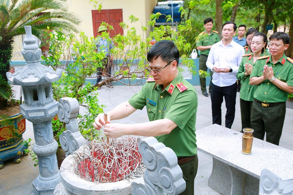 Đồng chí Thiếu tướng Đinh Việt Dũng, Ủy viên Ban Thường vụ Tỉnh ủy, Bí thư Đảng ủy, Giám đốc Công an tỉnh và đoàn đại biểu dâng hương tưởng niệm cố Tổng Bí thư Lê Duẩn, tỉnh Hà Tĩnh