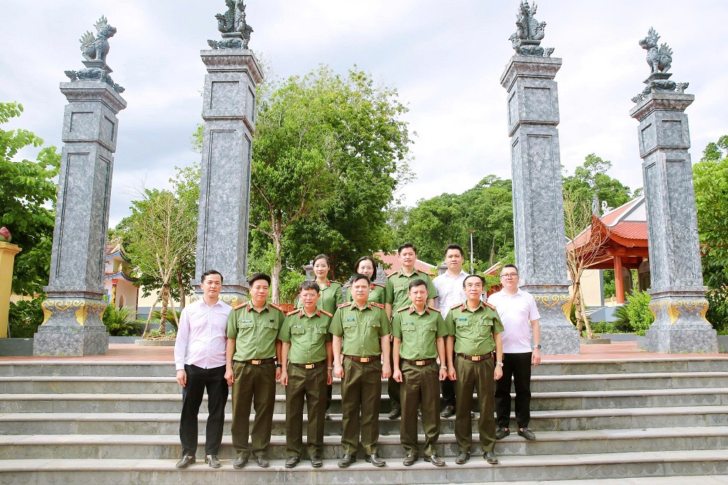 Các đại biểu chụp ảnh lưu niệm