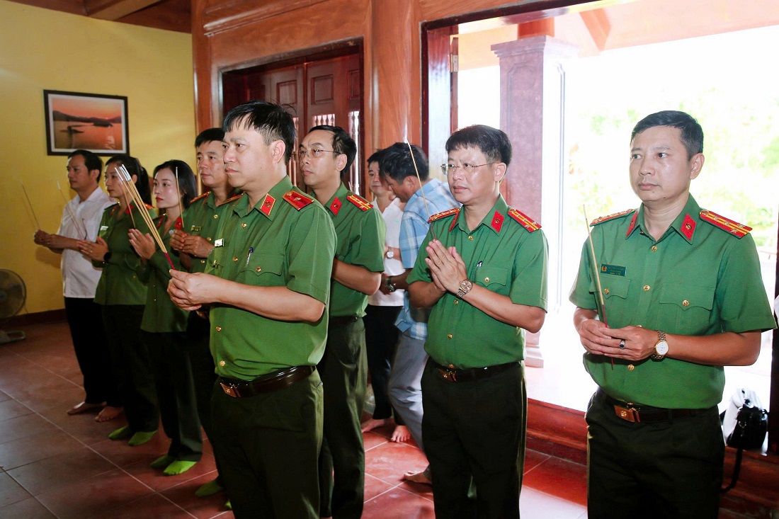 Đoàn công tác Công an tỉnh do đồng chí Thiếu tướng Đinh Việt Dũng, Ủy viên Ban Thường vụ Tỉnh ủy, Bí thư Đảng ủy, Giám đốc Công an tỉnh làm trưởng đoàn dâng hương tại Đền thờ Anh hùng liệt sĩ hồ Kẻ Gỗ