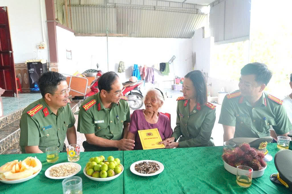 Đoàn công tác Công an tỉnh do đồng chí Đại tá Phạm Hữu Trường, Phó Giám đốc Công an tỉnh làm trưởng đoàn thăm hỏi, tặng quà Bà mẹ Việt Nam Anh hùng Nguyễn Thị Năm