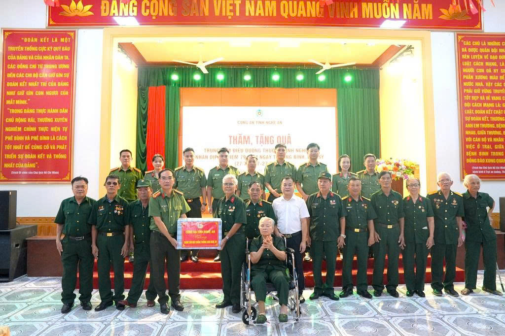 Đoàn công tác Công an tỉnh do đồng chí Đại tá Phạm Hữu Trường, Phó Giám đốc Công an tỉnh làm trưởng đoàn thăm, tặng quà tại Trung tâm Điều dưỡng Thương binh Nghệ An