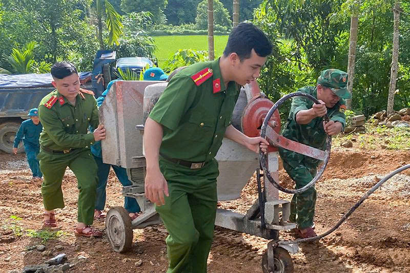 Công an xã Tiền Phong hỗ trợ gia đình bà Lương Thị Lan xây dựng nhà