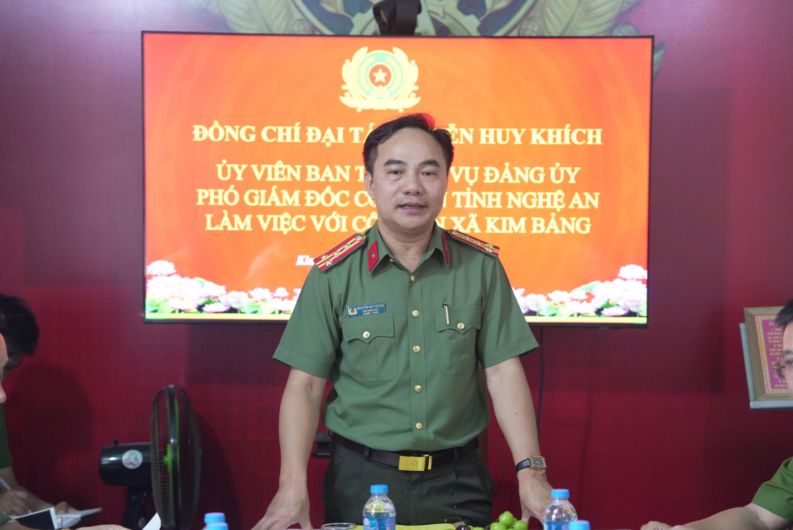 Đồng chí Đại tá Nguyễn Huy Khích, Ủy viên Ban Thường vụ Đảng ủy, Phó Giám đốc Công an tỉnh phát biểu chỉ đạo tại buổi làm việc