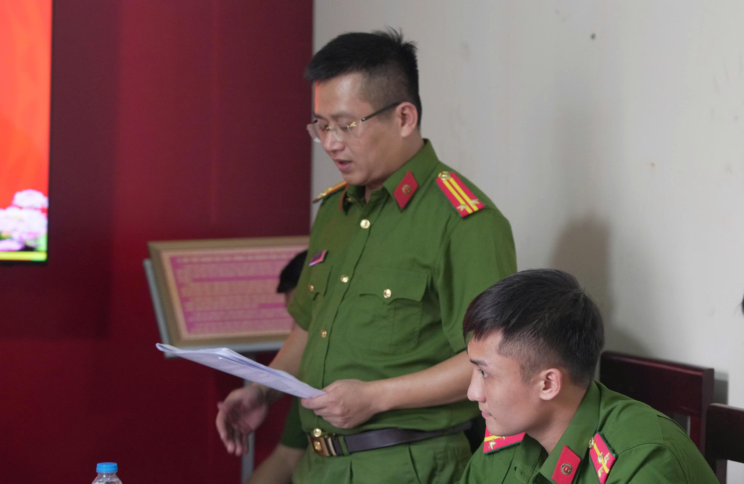 Đồng chí Trung tá Nguyễn Hoàng Phong, Trưởng Công an xã Kim Bảng phát biểu 