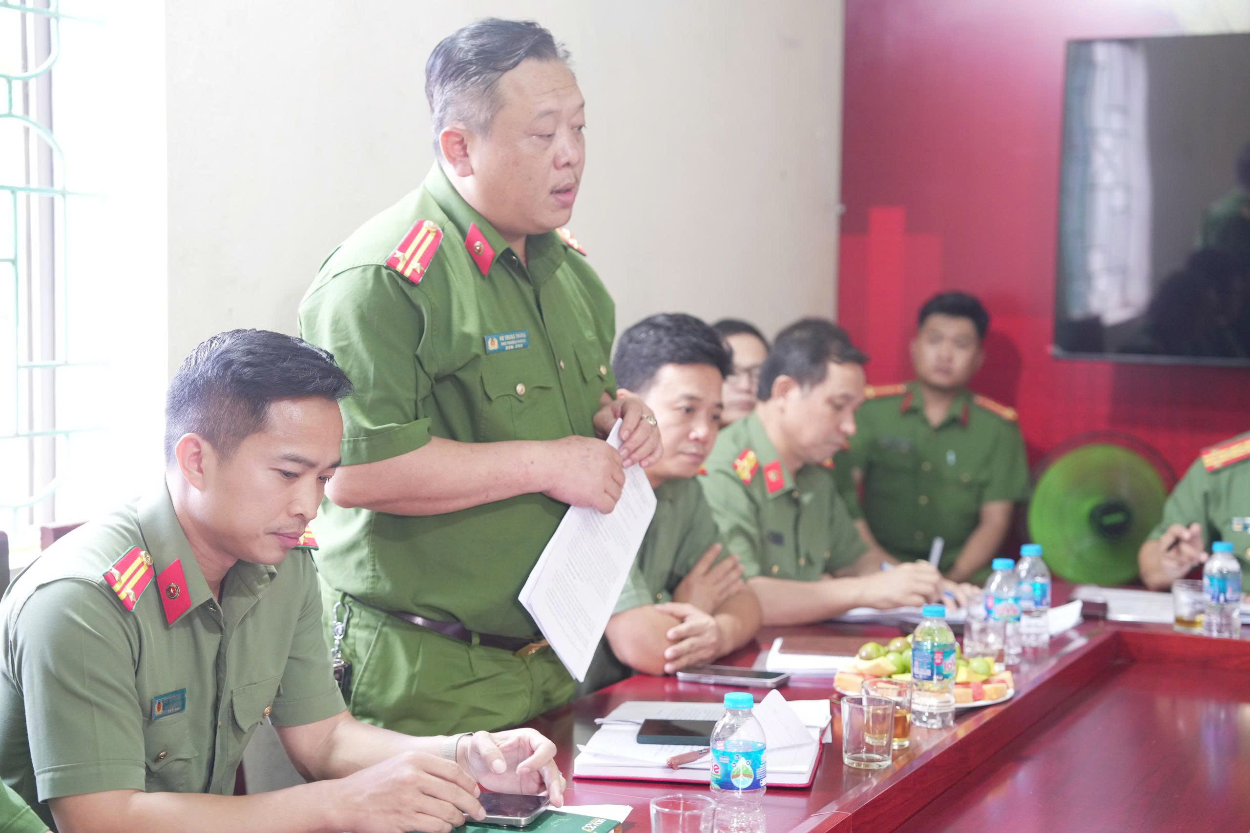 Đại diện lãnh đạo phòng chức năng Công an tỉnh phát biểu