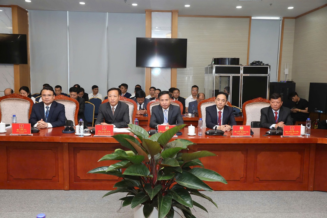 Đại tá Nguyễn Duy Thanh, Ủy viên Ban Thường vụ Đảng ủy, Phó Giám đốc Công an tỉnh Nghệ An (thứ ba từ trái sang) tham dự Hội nghị giao ban công tác phòng, chống ma túy qua biên giới lần thứ XXII năm 2026