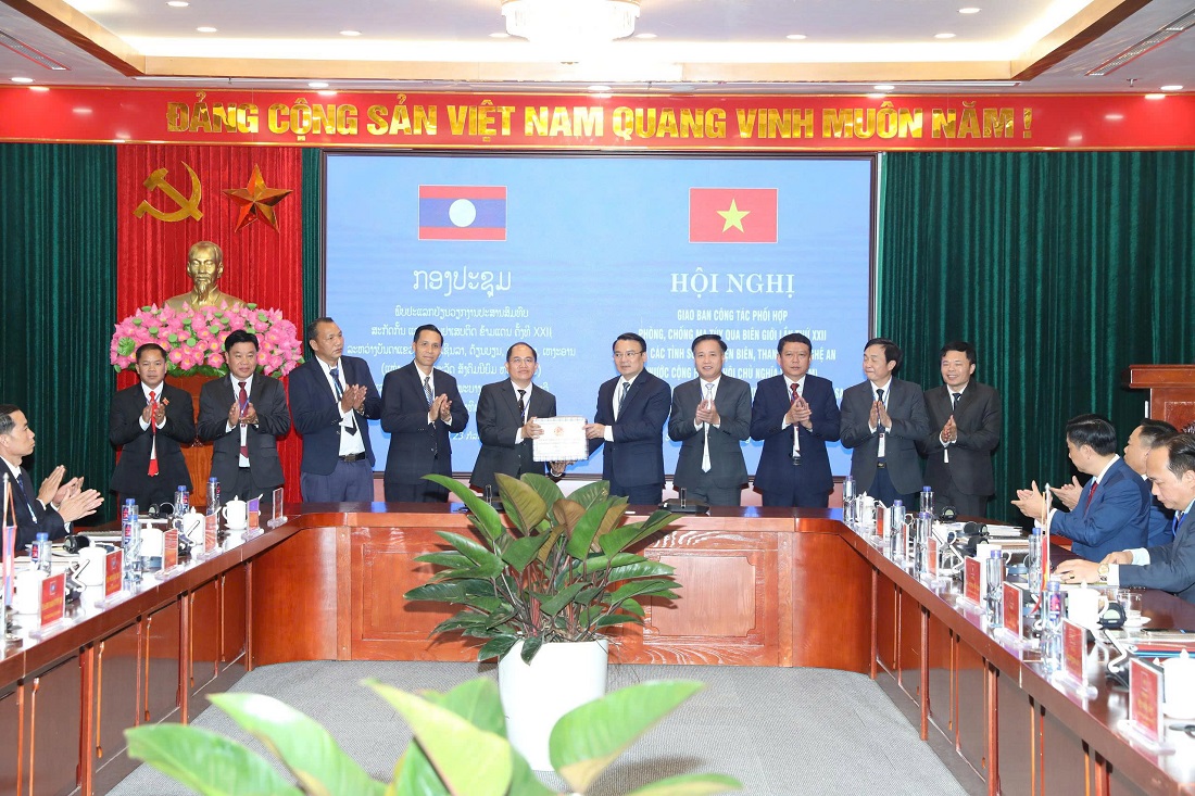 Tỉnh Nghệ An trao quà đến tỉnh Phongsaly (Lào)