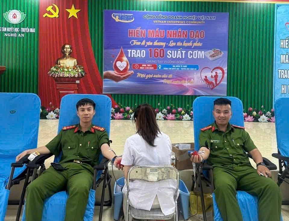02 đồng chí Đại úy Nguyễn Trung Đức và Thiếu úy Nguyễn Hữu Đăng kịp thời hiến máu cứu người giúp bệnh nhân Trang vượt qua thời khắc nguy hiểm